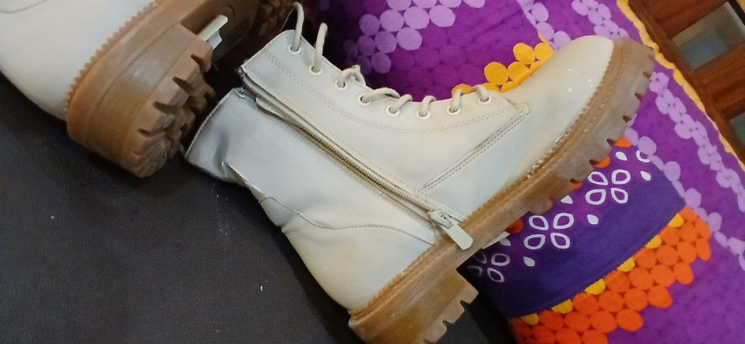 Ladies Boots Size 37 (Category: Boots) located in Marikina City. Submitted by darthvader888 (Listing ID 1466708471, Image 2). Description: issue: start na mag chip off na material but its brand new .