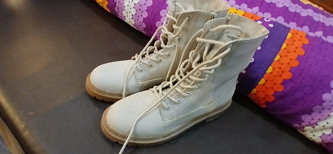 Ladies Boots Size 37 (Category: Boots) located in Marikina City. Submitted by darthvader888 (Listing ID 1466708471, Image 1). Description: issue: start na mag chip off na material but its brand new .