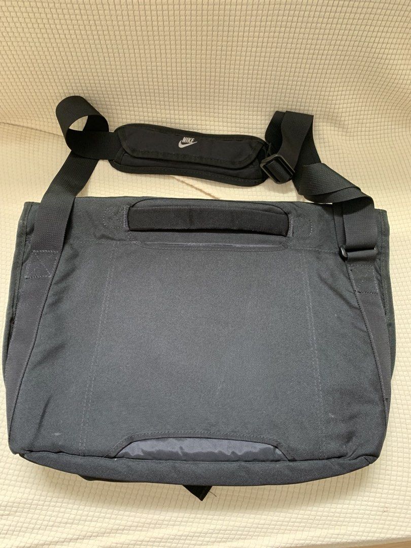 Large Capacity Nike Messenger bag/laptop bag (Category: Sling Bags) located in Surigao. Submitted by luxxbytm.ph (Listing ID 1466622148, Image 3). Description: Excellent condition. Can hold laptop. Large capacity..