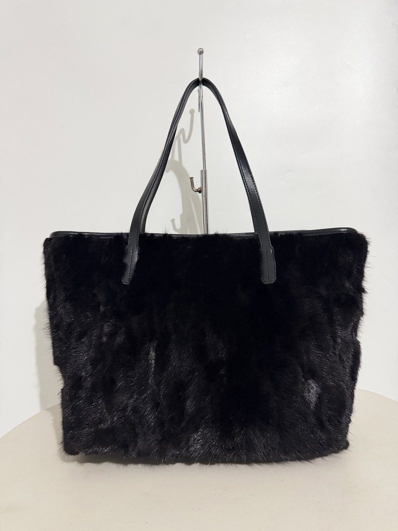 Large Furry Bag (Category: Luxury Bags & Wallets) located in Caloocan City. Submitted by coachiqueclosetbysuei_2ndacct (Listing ID 1466636868, Image 2). Description: 💫 Large Furry Bag 💫 𝐒𝐨𝐮𝐫𝐜𝐞: Japan🇯🇵 💫 𝐈𝐬𝐬𝐮𝐞: None 💫 𝐂𝐨𝐧𝐝𝐢𝐭𝐢𝐨𝐧: 10/10 Excellent Condition 💫 𝐎𝐭𝐡𝐞𝐫𝐬: The Fur is very Soft, Magnet Lock, Almost Brand New 💫 The color may vary due to lighting 💫 What you see is what you get ——————𝓜𝓾𝓼𝓽 𝓡𝓮𝓪𝓭!——————