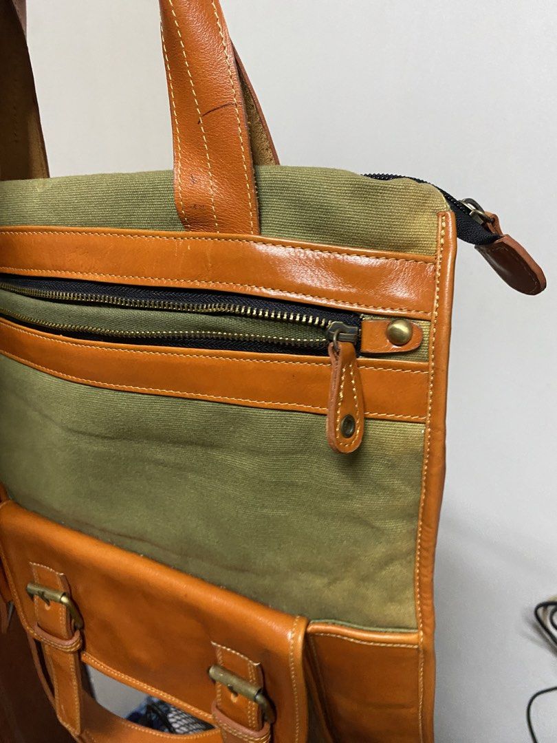 Leather/ Canvas Bag (Category: Sling Bags) located in Davao. Submitted by workmensph (Listing ID 1466584869, Image 2). Description: Ganda pa nito, ykk zipper issue; color discoloration only.