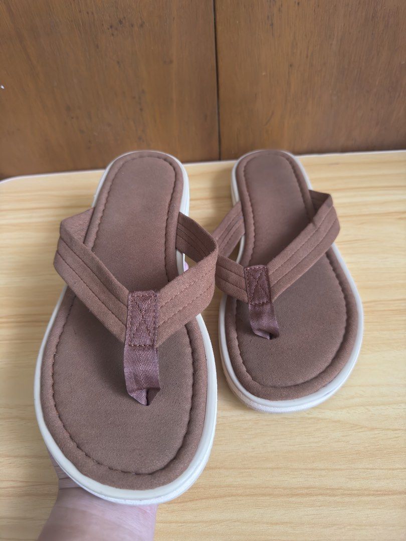 Leather Sandals (size 9) (Category: Slippers & Slides) located in Daraga. Submitted by cariboy_1125 (Listing ID 1466610531, Image 2). Description: Size 9 27 cm Like new condition.