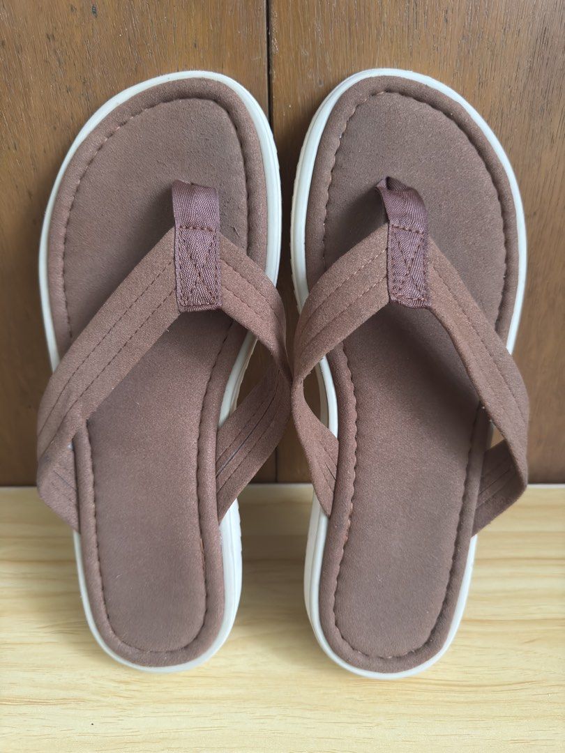 Leather Sandals (size 9) (Category: Slippers & Slides) located in Daraga. Submitted by cariboy_1125 (Listing ID 1466610531, Image 1). Description: Size 9 27 cm Like new condition.
