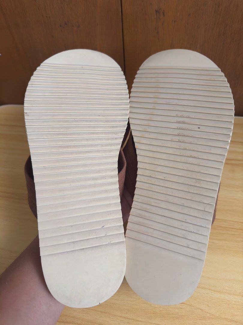 Leather Sandals (size 9) (Category: Slippers & Slides) located in Daraga. Submitted by cariboy_1125 (Listing ID 1466610531, Image 3). Description: Size 9 27 cm Like new condition.