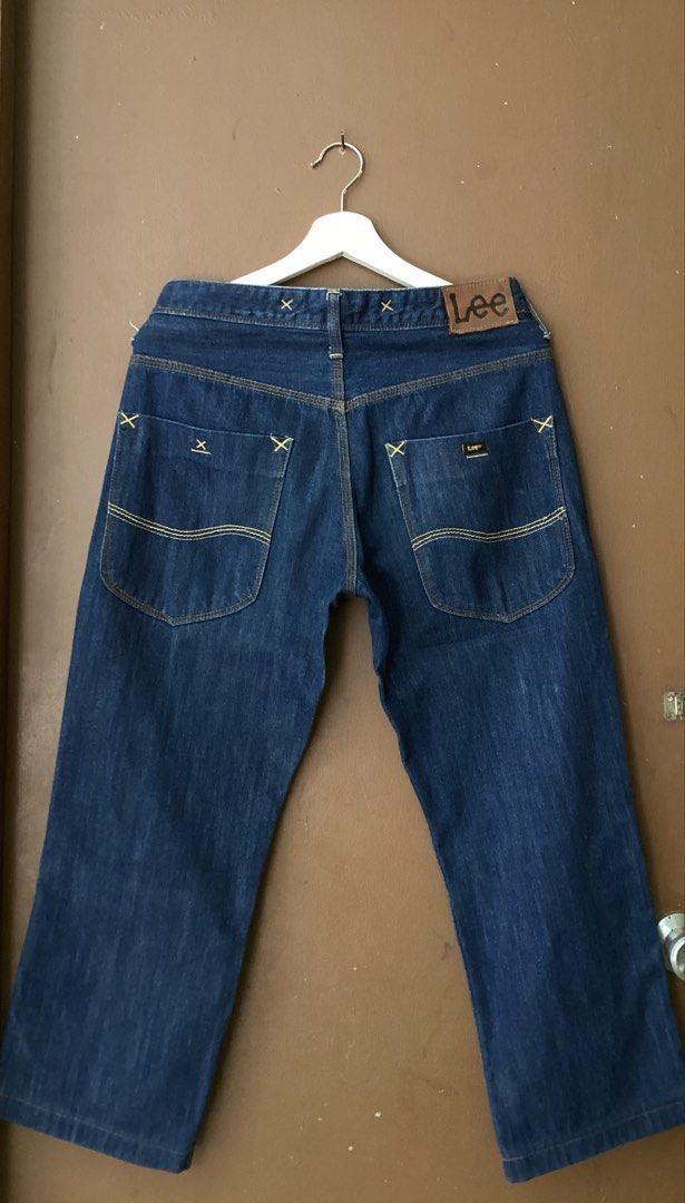 Lee Pants (Category: Jeans) located in Siaton. Submitted by thrift_bor (Listing ID 1466668270, Image 1). Description: Lee Raw Denim Pants♻️ Dimes: 32x39 Very excellent condition Sobrang ganda sa personal No issue Price📩 Dumaguete City.