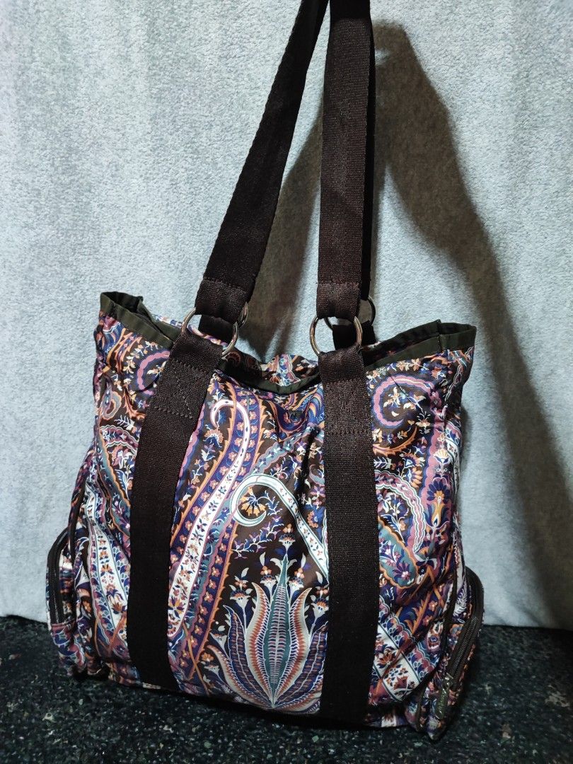 LeSportsac Boho Paisley Zip Tote (Category: Tote Bags) located in Baguio. Submitted by ozara.06 (Listing ID 1466735137, Image 2). Description: Le sportsac paisley design large tote Light weight Very nice nito Pang travel 600.