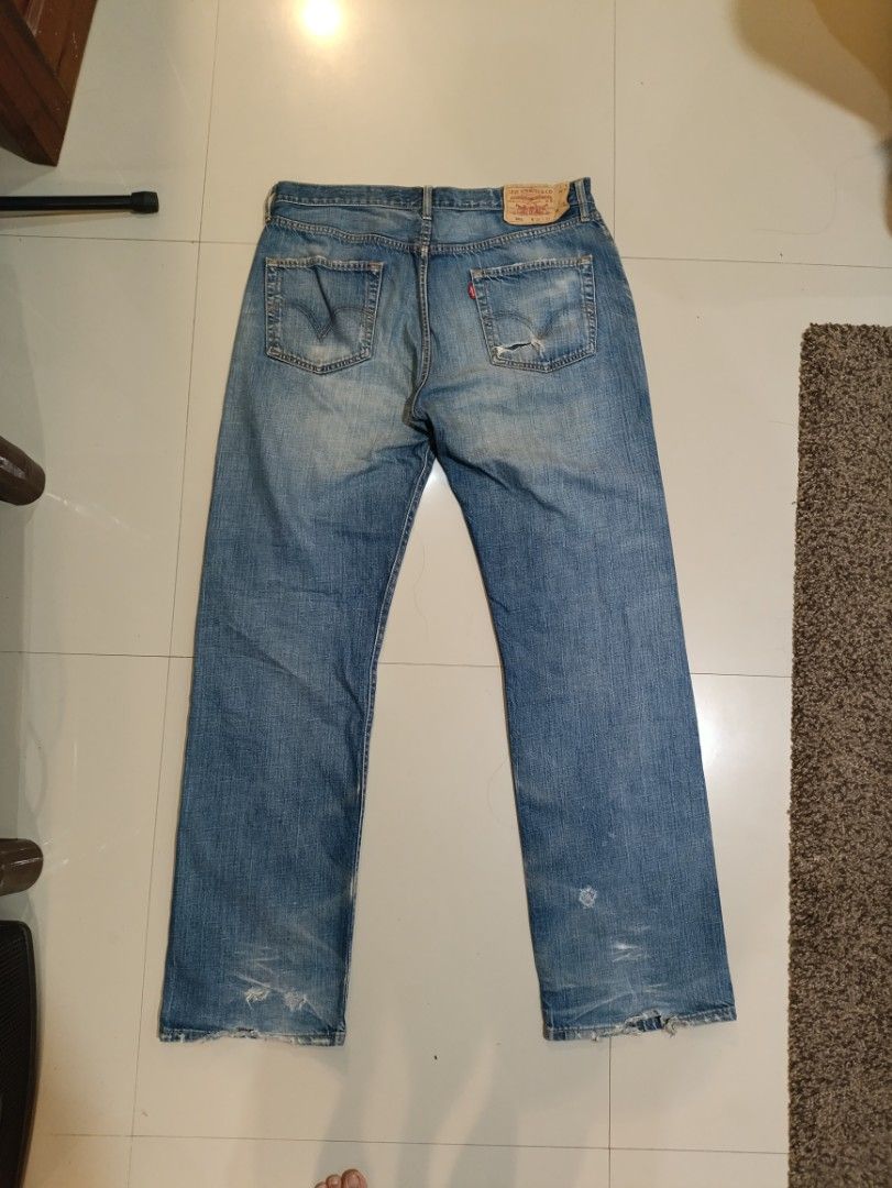 LEVI'S 501 BUTTON FLY JEANS (Category: Jeans) located in Quezon City. Submitted by daniel_thrift05 (Listing ID 1466627627, Image 2). Description: Baggy pants kaya may tas-tas yung dulo Good condition Authentic Size 36 Dm me for more details.