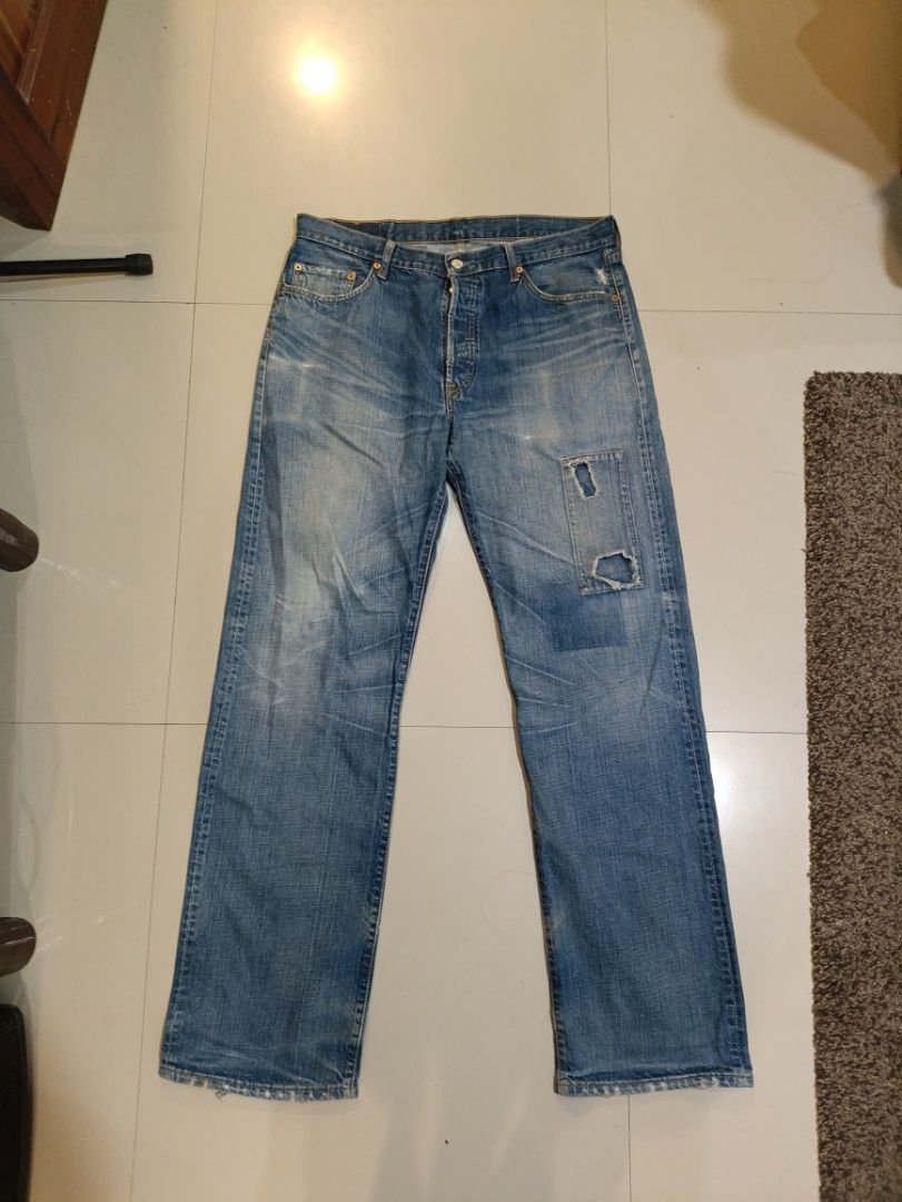 LEVI'S 501 BUTTON FLY JEANS (Category: Jeans) located in Quezon City. Submitted by daniel_thrift05 (Listing ID 1466627627, Image 1). Description: Baggy pants kaya may tas-tas yung dulo Good condition Authentic Size 36 Dm me for more details.