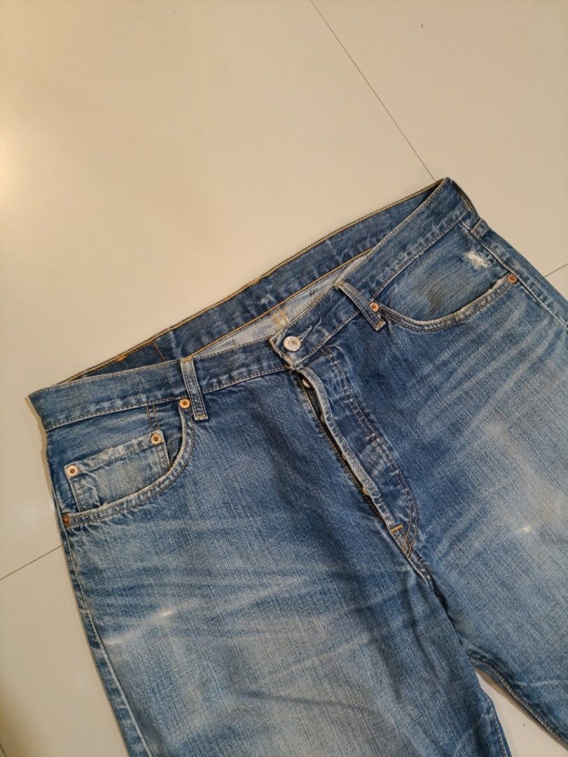 LEVI'S 501 BUTTON FLY JEANS (Category: Jeans) located in Quezon City. Submitted by daniel_thrift05 (Listing ID 1466627627, Image 3). Description: Baggy pants kaya may tas-tas yung dulo Good condition Authentic Size 36 Dm me for more details.