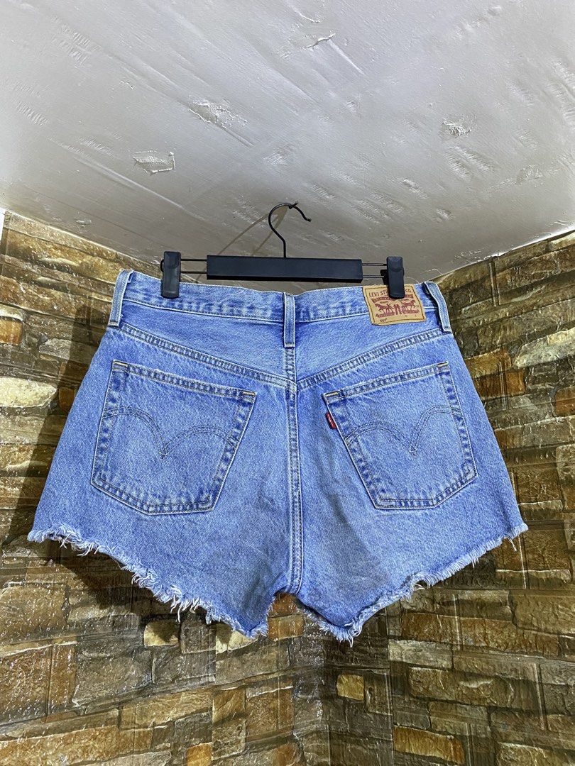LEVIS 501 SHORT women’s (Category: Skirts) located in Cebu City. Submitted by arsenyong (Listing ID 1466718196, Image 1). Description: Waist:28-30 Length :11-13 Hem :9 Very good condition Issue: dirt .