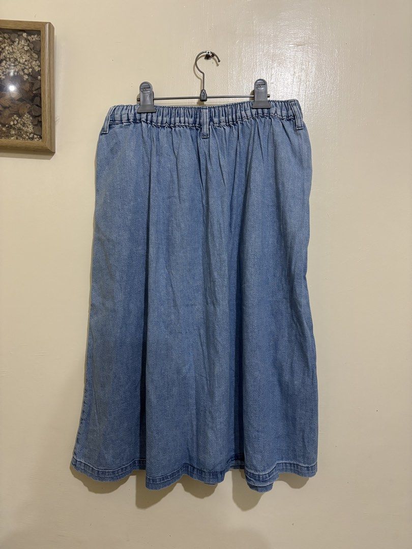 Levi's Denim Midi Skirt Size 27 (Category: Skirts) located in Balayan. Submitted by authenticfindsbymrb (Listing ID 1466701309, Image 3). Description: - Brand: Levi's - Style: Light wash denim midi skirt with front pleats - Closure: Front button-down with classic metal buttons - Waist: Partially elasticized at the back for extra comfort - Size: 27 (tag attached) - Condition: Great casual piece, easy to pair with tees and sweaters.