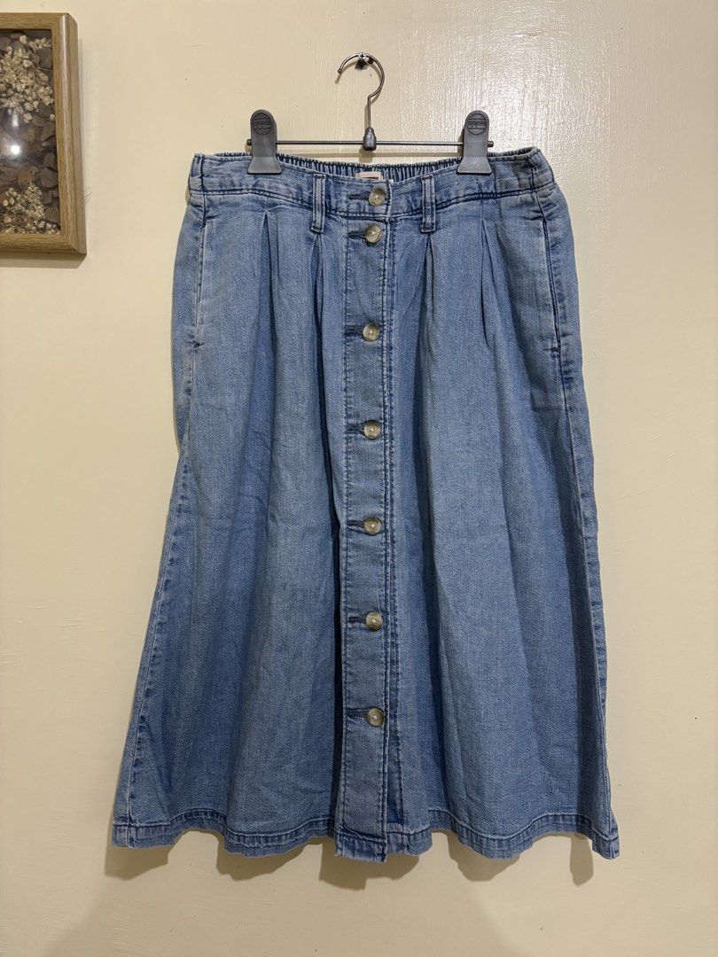 Levi's Denim Midi Skirt Size 27 (Category: Skirts) located in Balayan. Submitted by authenticfindsbymrb (Listing ID 1466701309, Image 1). Description: - Brand: Levi's - Style: Light wash denim midi skirt with front pleats - Closure: Front button-down with classic metal buttons - Waist: Partially elasticized at the back for extra comfort - Size: 27 (tag attached) - Condition: Great casual piece, easy to pair with tees and sweaters.