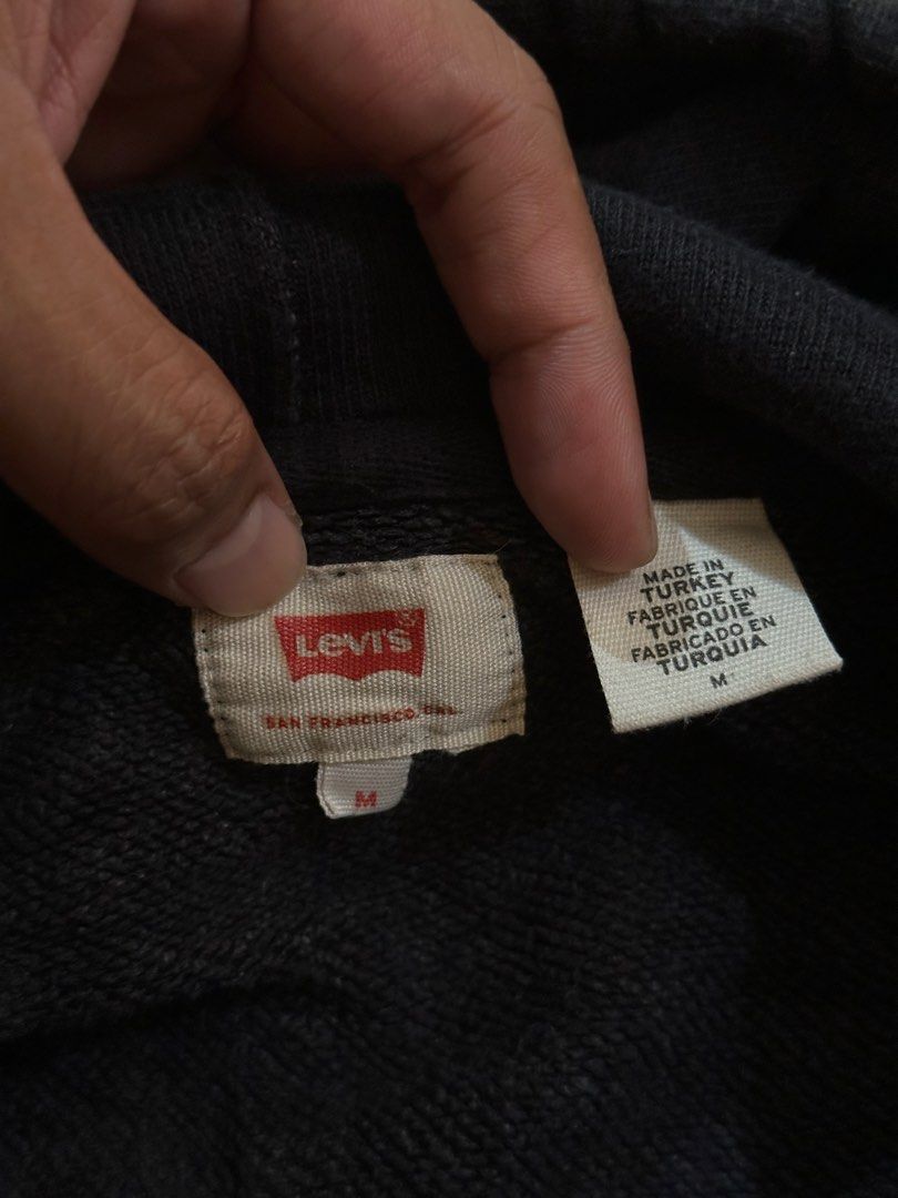 Levis Hoodie (Category: Coats, Jackets and Outerwear) located in Alitagtag. Submitted by bhthrift_30 (Listing ID 1466726280, Image 2). Description: Levis size medium Excellent condition 750+sf Dm📩.