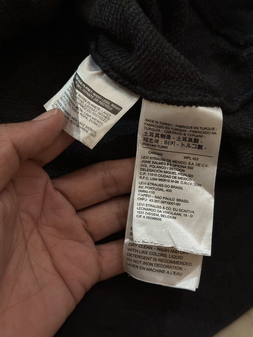 Levis Hoodie (Category: Coats, Jackets and Outerwear) located in Alitagtag. Submitted by bhthrift_30 (Listing ID 1466726280, Image 3). Description: Levis size medium Excellent condition 750+sf Dm📩.