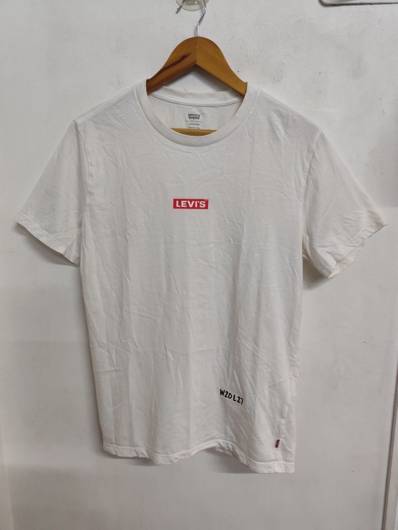 Levis White Tshirts Size M (Category: Tshirts & Polo Shirts ) located in Compostela. Submitted by fashiondeamar (Listing ID 1466723416, Image 1). Description: Levis White Tshirts Size M Dimes W20 L27.