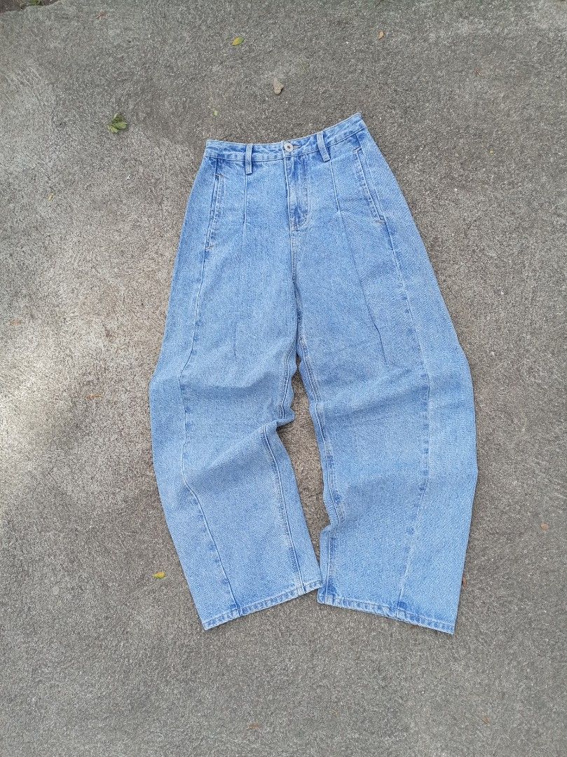 Light Blue Wide Leg Denim Jeans (Category: Jeans) located in Manila. Submitted by nisayy13 (Listing ID 1466635628, Image 2). Description: - Style: High waist, wide leg, relaxed fit - Wash: Light wash denim - Details: Front panel seams, belt loops, standard button closure, back pockets - Vibe: Everyday casual, streetwear staple.
