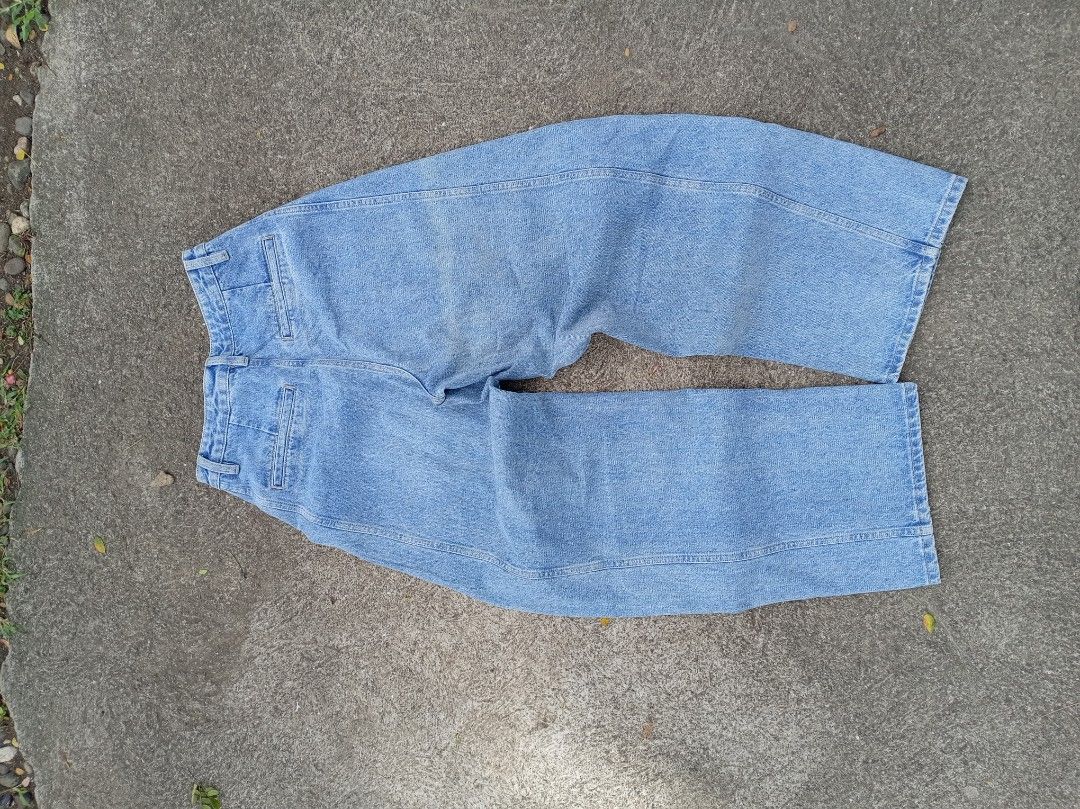 Light Blue Wide Leg Denim Jeans (Category: Jeans) located in Manila. Submitted by nisayy13 (Listing ID 1466635628, Image 1). Description: - Style: High waist, wide leg, relaxed fit - Wash: Light wash denim - Details: Front panel seams, belt loops, standard button closure, back pockets - Vibe: Everyday casual, streetwear staple.