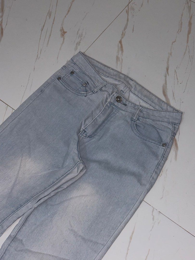 Light wash flare denim jeans (Category: Jeans) located in Makati City. Submitted by sandra_ali (Listing ID 1466739288, Image 1). Description: Size 27 Flare Pants.