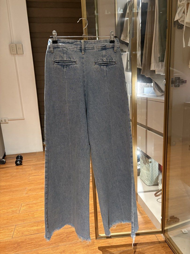 Light Wash Wide Leg Jeans (Category: Jeans) located in Calamba. Submitted by nikkadeclutters (Listing ID 1466670272, Image 2). Description: Style: Casual wide-leg denim pants Wash: Light blue with stylish vertical center seams Size: 25in Length: 37.5in.
