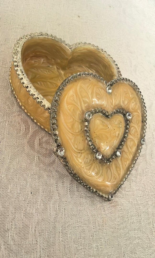 Like new mini trinket heart shape (Category: Accessory Holder, Box & Organizers) located in Tuguegarao City. Submitted by zenphoenix-7ad615 (Listing ID 1466588044, Image 2). Description: Trinktet metal.