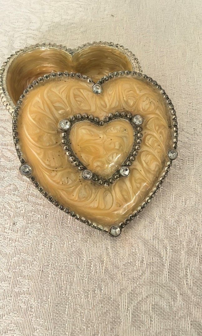 Like new mini trinket heart shape (Category: Accessory Holder, Box & Organizers) located in Tuguegarao City. Submitted by zenphoenix-7ad615 (Listing ID 1466588044, Image 1). Description: Trinktet metal.