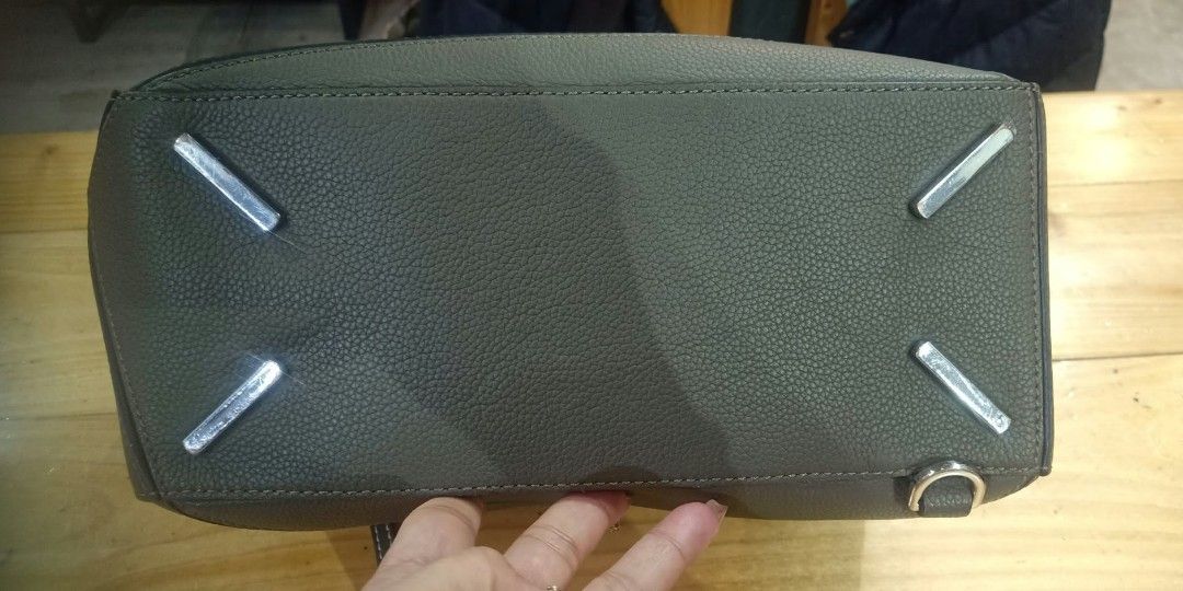 LOEWE (Category: Luxury Bags & Wallets) located in Baguio. Submitted by gracialowxury_bags (Listing ID 1466629770, Image 3). Description: GUARANTEED AUTHENTIC... GOOD AS NEW...MEDIUM SIZE...INCLUSION; BAG ONLY!.