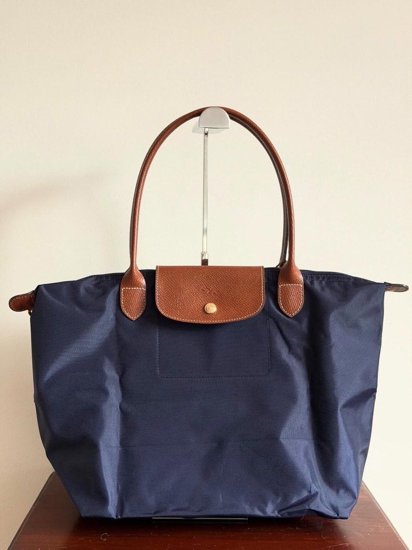Long Champ Navy blue Tote bag (Category: Tote Bags) located in Manila. Submitted by iconic.co (Listing ID 1466701800, Image 2). Description: - Limited stock.