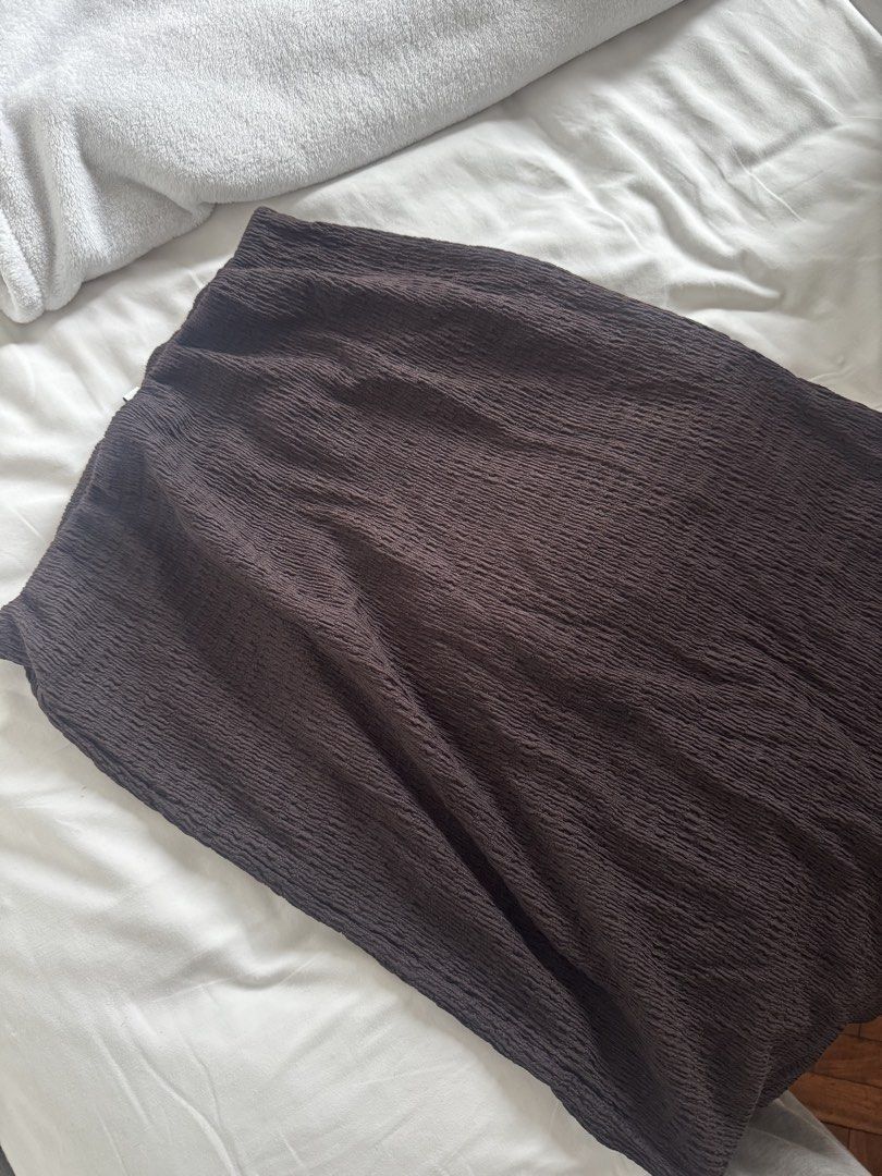 Long H&M skirt tight (Category: Skirts) located in Manila. Submitted by emilyclothes.usa (Listing ID 1466592533, Image 1). Description: .
