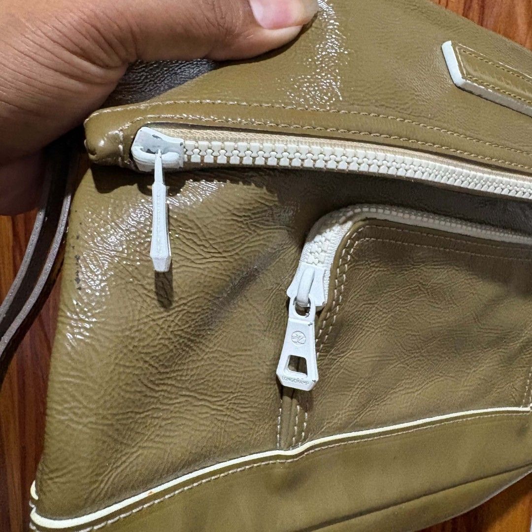 Longchamp clutch bag (Category: Clutches) located in Alburquerque. Submitted by abj_thriftshop (Listing ID 1466773357, Image 3). Description: excellent linis lang sa loob kasya phone and long wallet.