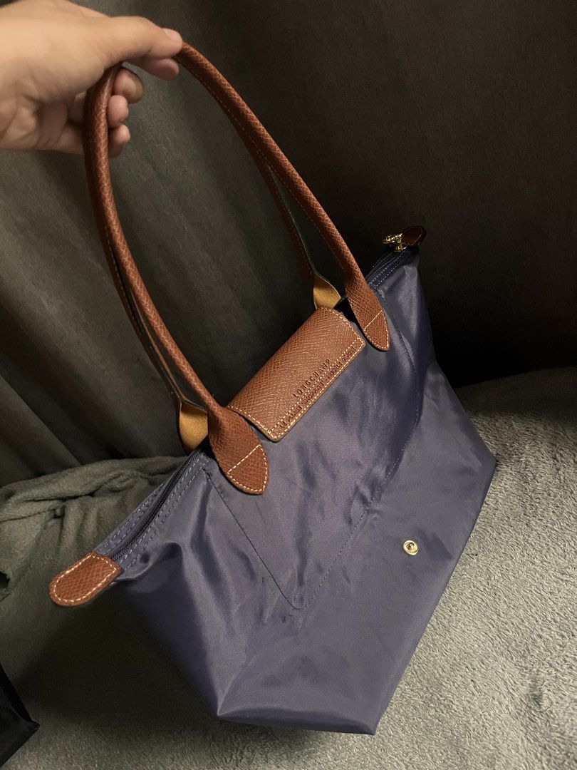 Longchamp Navy Blue Longhandle Medium (Category: Tote Bags) located in San Jacinto. Submitted by kellysthrift_ (Listing ID 1466587044, Image 3). Description: Longhandle Longchamp Navy Blue Medium Size No issue Good As new.