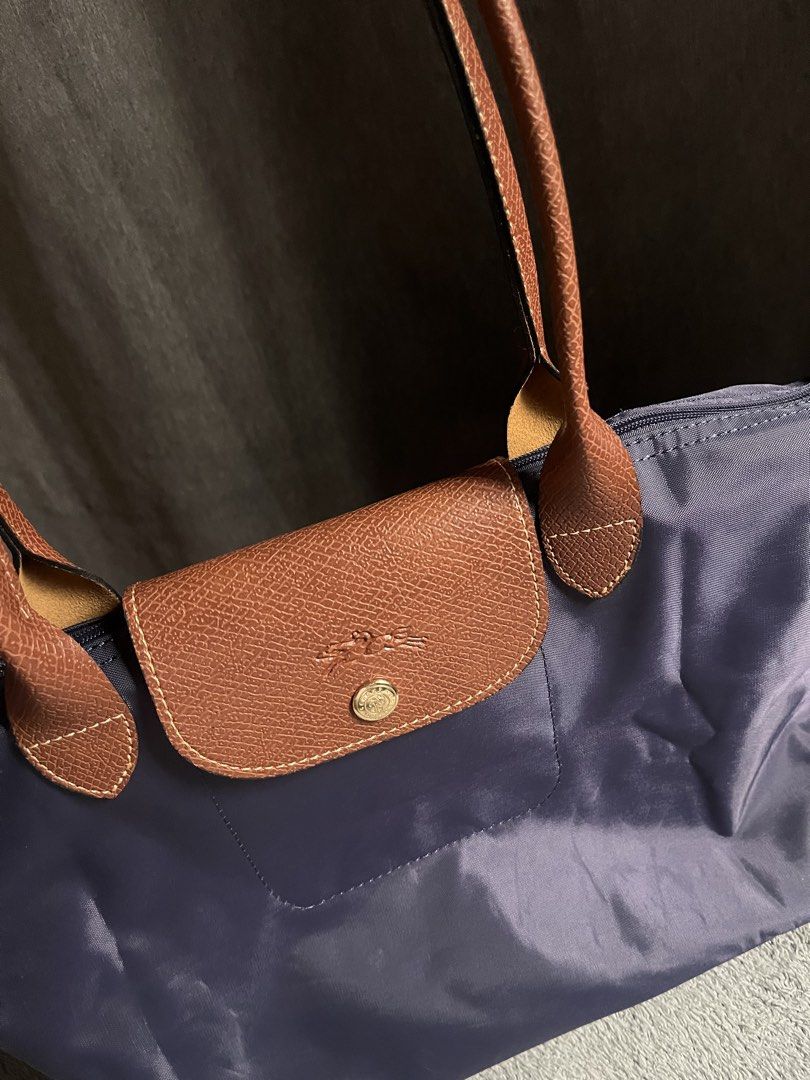 Longchamp Navy Blue Longhandle Medium (Category: Tote Bags) located in San Jacinto. Submitted by kellysthrift_ (Listing ID 1466587044, Image 2). Description: Longhandle Longchamp Navy Blue Medium Size No issue Good As new.