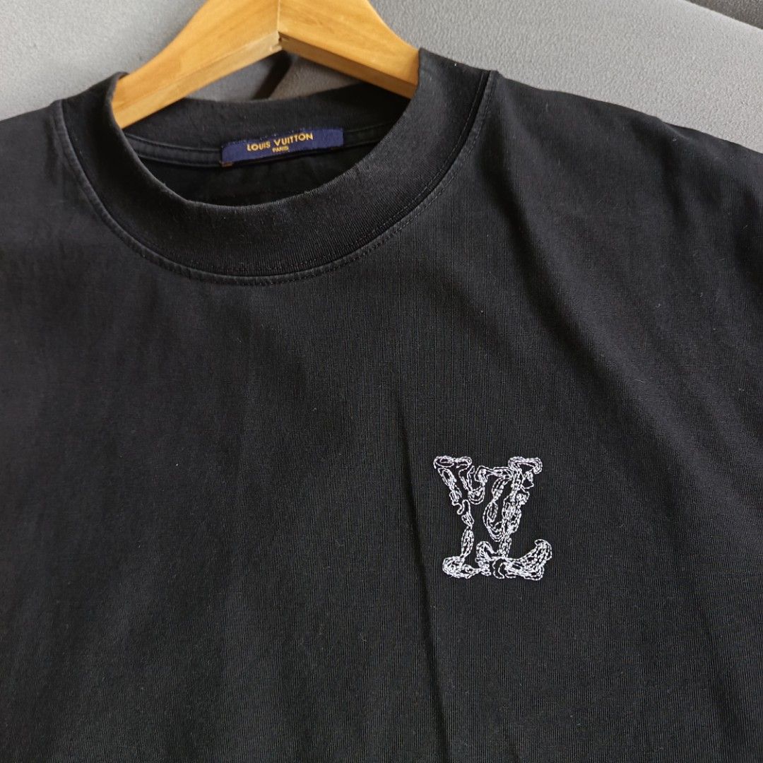 Louis Vuitton Chain Logo Tee (Category: Luxury Apparel) located in Banaue. Submitted by radical.thrift (Listing ID 1466686799, Image 3). Description: Louis Vuitton Chain Logo Tee embroidered, medium on tag fits large (21W 27L) 9.5/10 condition & color rate ₱750+sf.