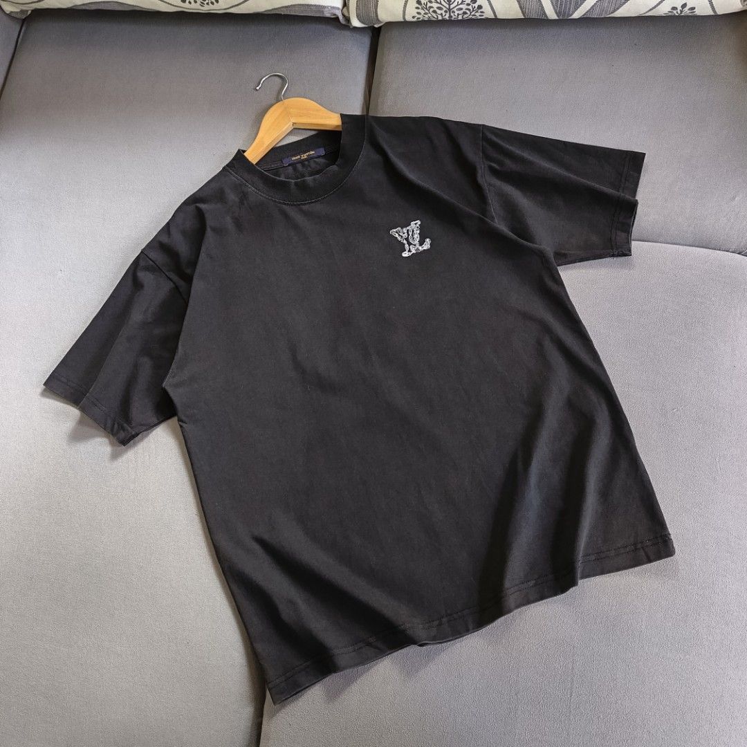 Louis Vuitton Chain Logo Tee (Category: Luxury Apparel) located in Banaue. Submitted by radical.thrift (Listing ID 1466686799, Image 2). Description: Louis Vuitton Chain Logo Tee embroidered, medium on tag fits large (21W 27L) 9.5/10 condition & color rate ₱750+sf.