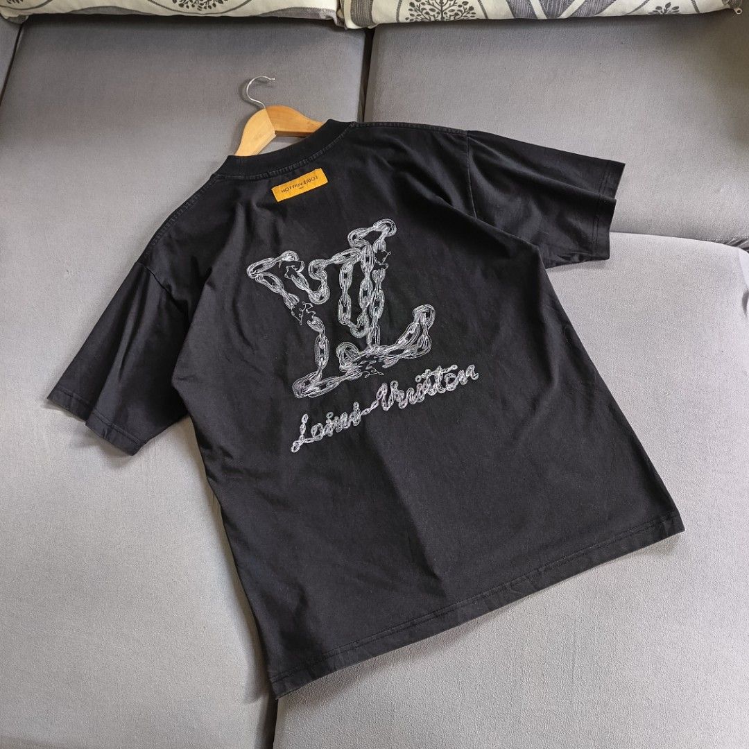 Louis Vuitton Chain Logo Tee (Category: Luxury Apparel) located in Banaue. Submitted by radical.thrift (Listing ID 1466686799, Image 1). Description: Louis Vuitton Chain Logo Tee embroidered, medium on tag fits large (21W 27L) 9.5/10 condition & color rate ₱750+sf.