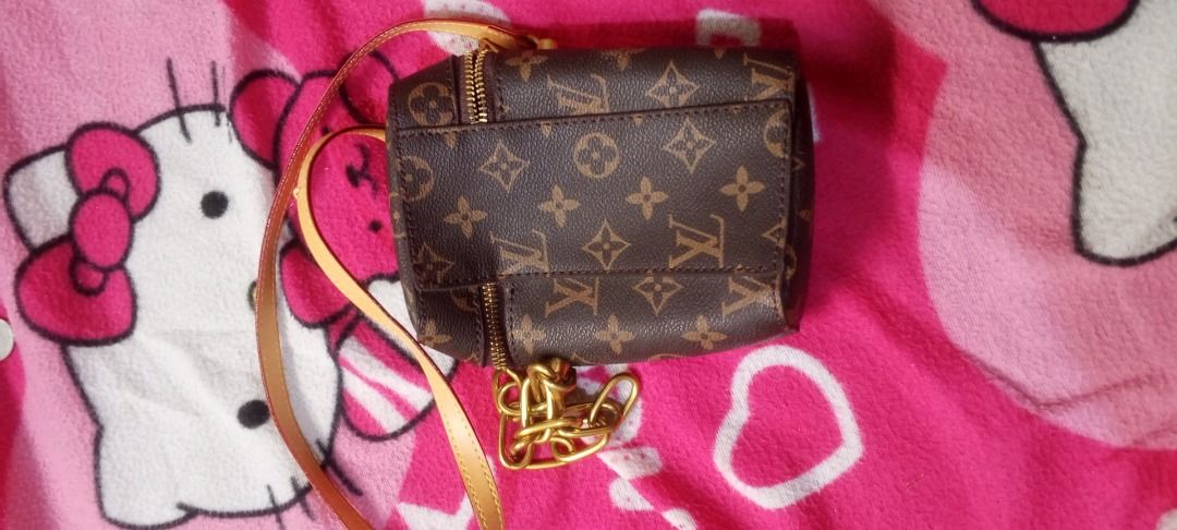 Louis Vuitton Monogram Phone Box Bag – Pre-Loved (Category: Luxury Bags & Wallets) located in Caloocan City. Submitted by ferssie_sell (Listing ID 1466620893, Image 2). Description: Pre-loved Louis Vuitton Monogram Phone Box Bag 🤎 According to my aunt, this bag was purchased directly from a Louis Vuitton boutique. Unfortunately, the original receipt is no longer available and I am currently unable to contact her..