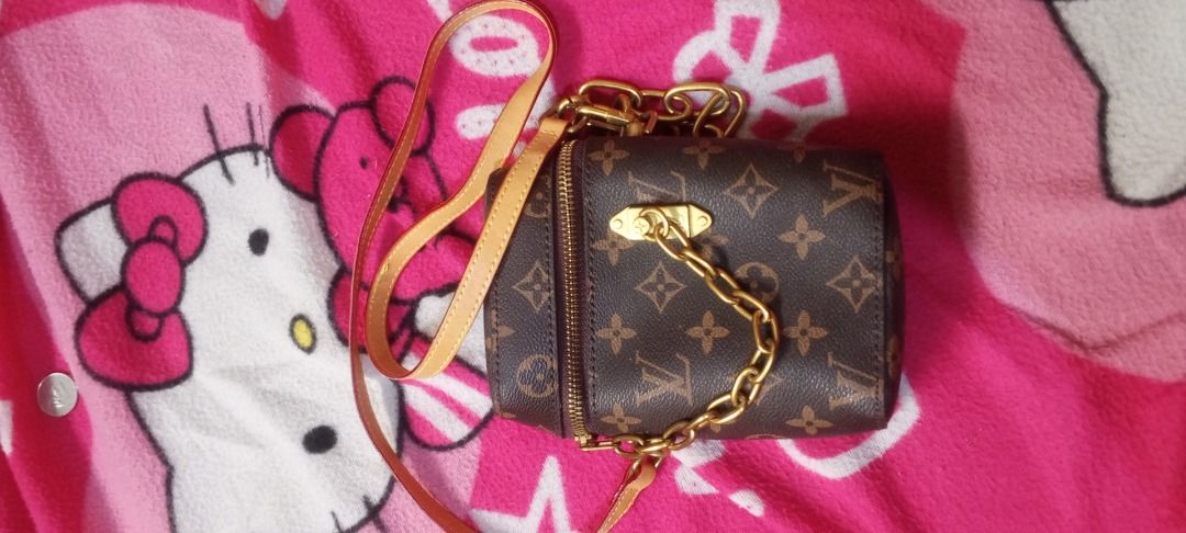 Louis Vuitton Monogram Phone Box Bag – Pre-Loved (Category: Luxury Bags & Wallets) located in Caloocan City. Submitted by ferssie_sell (Listing ID 1466620893, Image 1). Description: Pre-loved Louis Vuitton Monogram Phone Box Bag 🤎 According to my aunt, this bag was purchased directly from a Louis Vuitton boutique. Unfortunately, the original receipt is no longer available and I am currently unable to contact her..