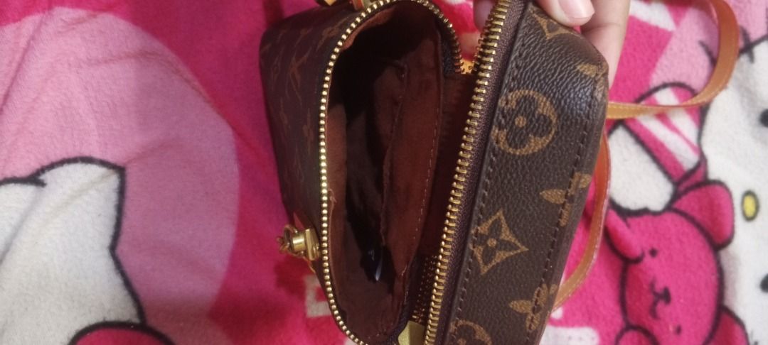 Louis Vuitton Monogram Phone Box Bag – Pre-Loved (Category: Luxury Bags & Wallets) located in Caloocan City. Submitted by ferssie_sell (Listing ID 1466620893, Image 3). Description: Pre-loved Louis Vuitton Monogram Phone Box Bag 🤎 According to my aunt, this bag was purchased directly from a Louis Vuitton boutique. Unfortunately, the original receipt is no longer available and I am currently unable to contact her..