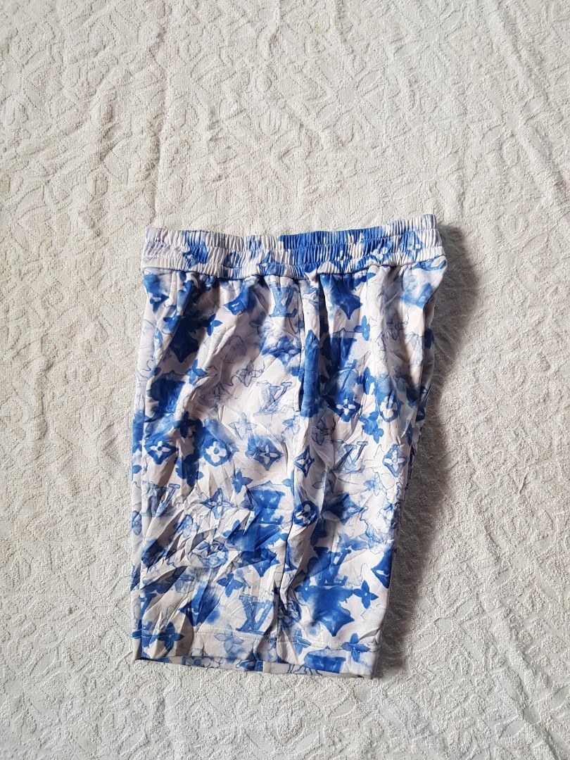 Louis Vuitton Monogram Short (Category: Luxury Apparel) located in Santo Domingo. Submitted by jcobedoza213916 (Listing ID 1466771204, Image 3). Description: Louis Vuitton Monogram Short Women's waistline 28 30 32 34 lenght 18.5 garterized stretchable 3pcs pocket excellent condition color rate 9.7/10 no issue.