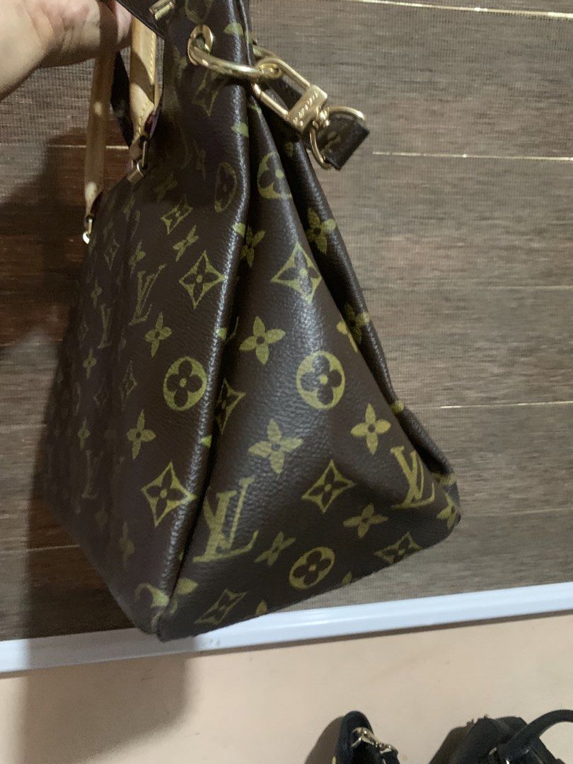 Louis Vuitton Palla Medium Bag (Category: Tote Bags) located in Aliaga. Submitted by ukaybags2428 (Listing ID 1466593106, Image 3). Description: No issue May dumi lng loob With code Medium size .