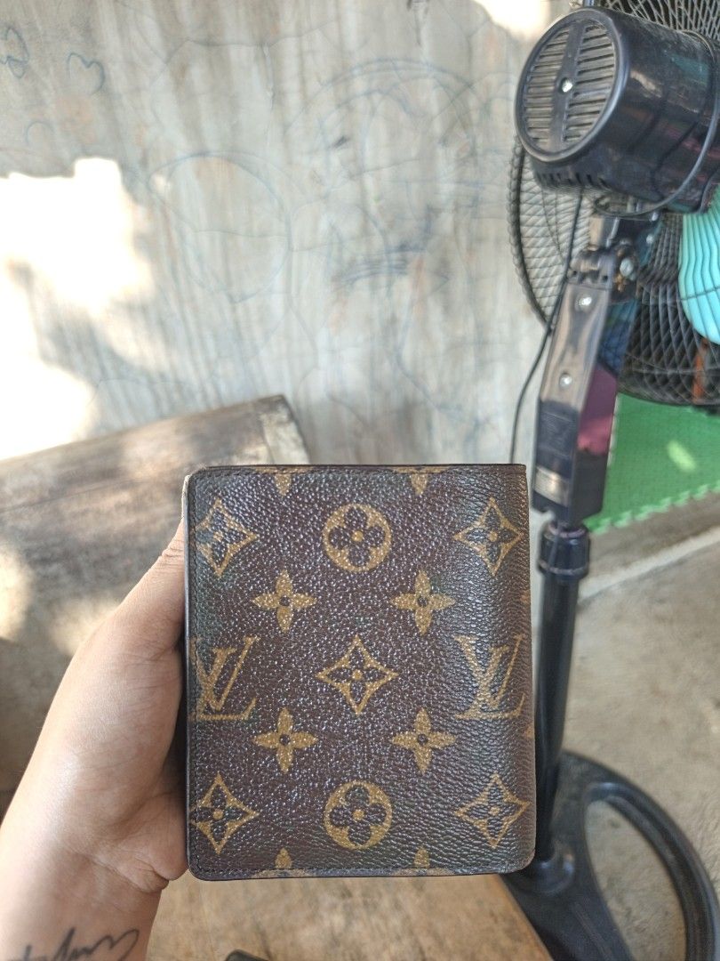 Louis Vuitton wallet (Category: Luxury Bags & Wallets) located in Quezon, Isabela. Submitted by ukay-ukaybylyn (Listing ID 1466577430, Image 2). Description: maganda sya for me with flaws kita sa picture 3rd and last pic andun flaws.