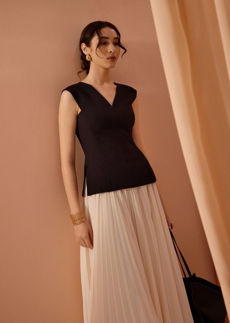 Love Bonito Sofi V-neck Top (Category: Blouses) located in Pasig City. Submitted by cp_sells (Listing ID 1466751175, Image 1). Description: Size: S Color: Black Condition: Like new RFS: Decluttering.