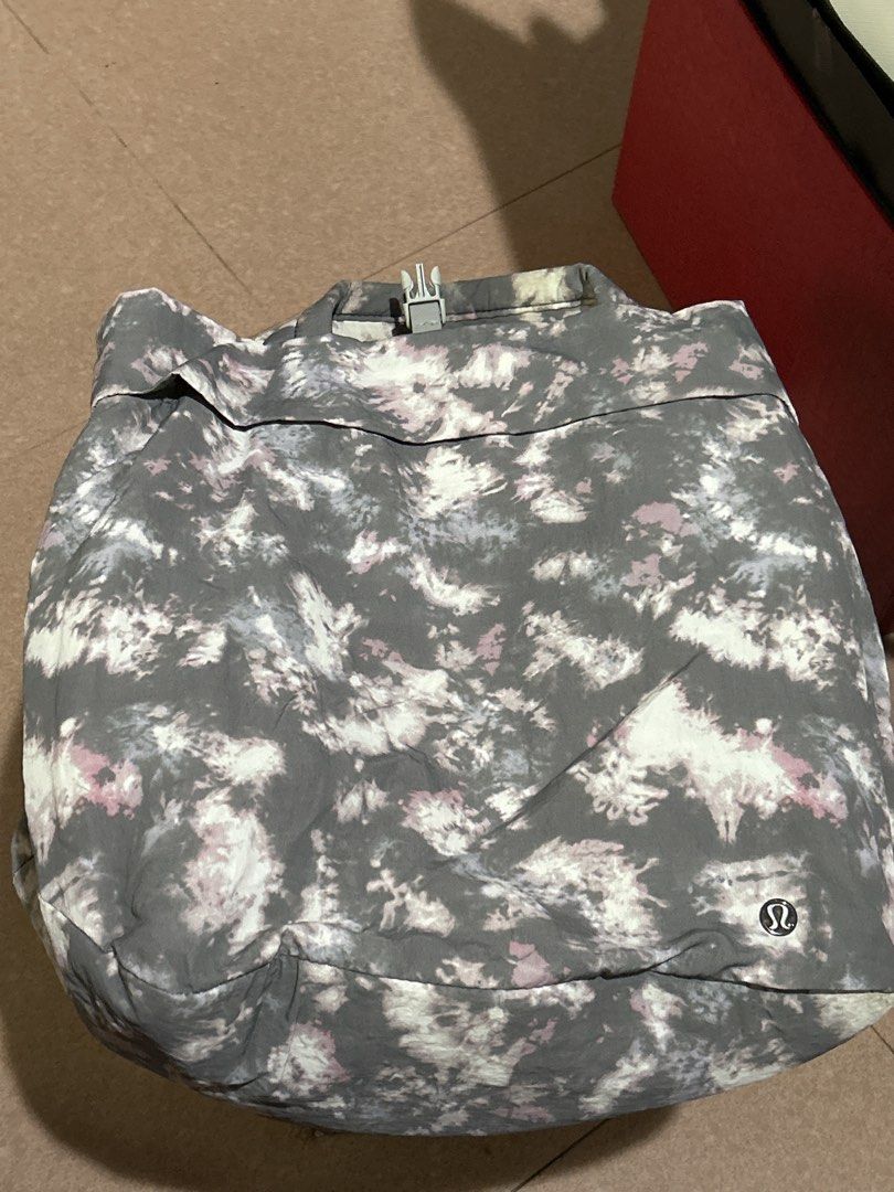 Lululemon On My Level Bag 2.0 (19L) (Category: Tote Bags) located in Alitagtag. Submitted by patrickvillanueva (Listing ID 1466625833, Image 1). Description: Lululemon On My Level Bag 2.0 (19L) The Lululemon On My Level Bag 2.0 (19L) is a convertible, heavy-duty bucket-style tote designed for everyday transit, gym gear, or light travel. 📐 Size & Measurements • Dimensions: 30cm x 24cm x 36cm (12” x 9.5” x 14”) • Volume: 19 Liters • Handle Drop: 1