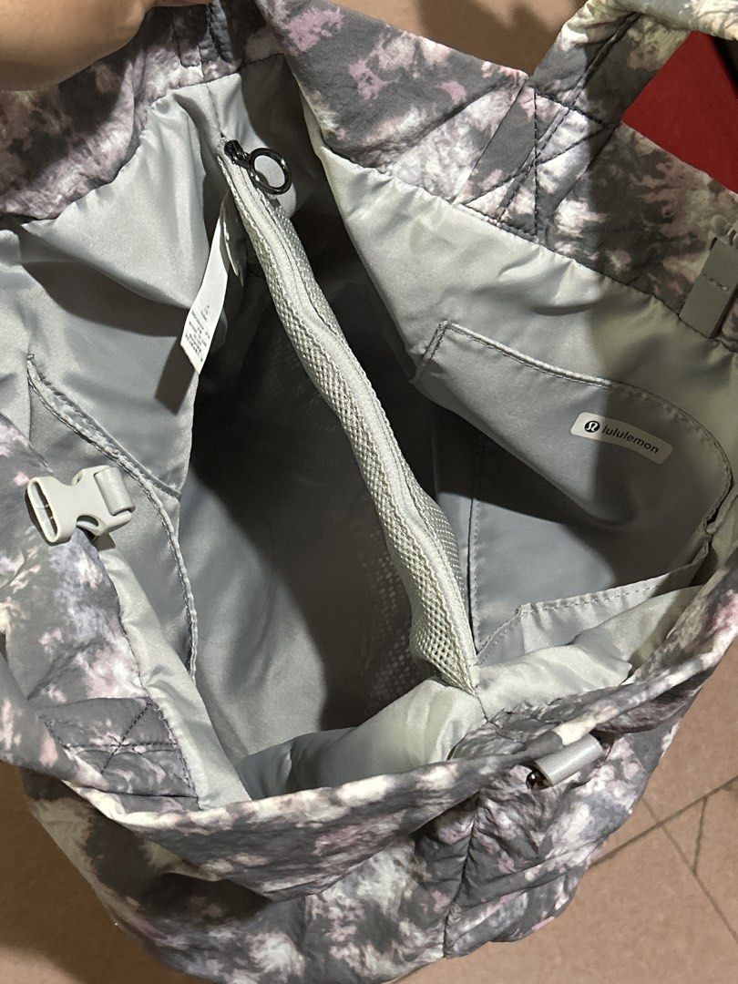 Lululemon On My Level Bag 2.0 (19L) (Category: Tote Bags) located in Alitagtag. Submitted by patrickvillanueva (Listing ID 1466625833, Image 3). Description: Lululemon On My Level Bag 2.0 (19L) The Lululemon On My Level Bag 2.0 (19L) is a convertible, heavy-duty bucket-style tote designed for everyday transit, gym gear, or light travel. 📐 Size & Measurements • Dimensions: 30cm x 24cm x 36cm (12” x 9.5” x 14”) • Volume: 19 Liters • Handle Drop: 1