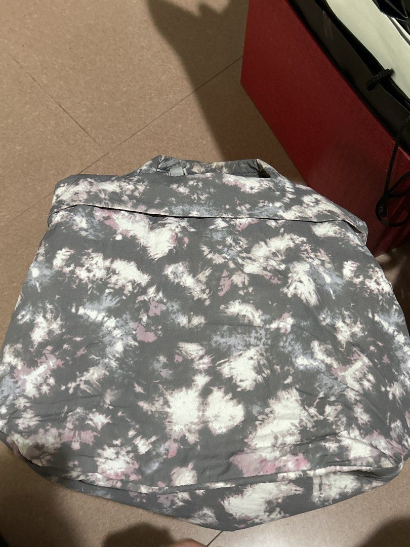Lululemon On My Level Bag 2.0 (19L) (Category: Tote Bags) located in Alitagtag. Submitted by patrickvillanueva (Listing ID 1466625833, Image 2). Description: Lululemon On My Level Bag 2.0 (19L) The Lululemon On My Level Bag 2.0 (19L) is a convertible, heavy-duty bucket-style tote designed for everyday transit, gym gear, or light travel. 📐 Size & Measurements • Dimensions: 30cm x 24cm x 36cm (12” x 9.5” x 14”) • Volume: 19 Liters • Handle Drop: 1