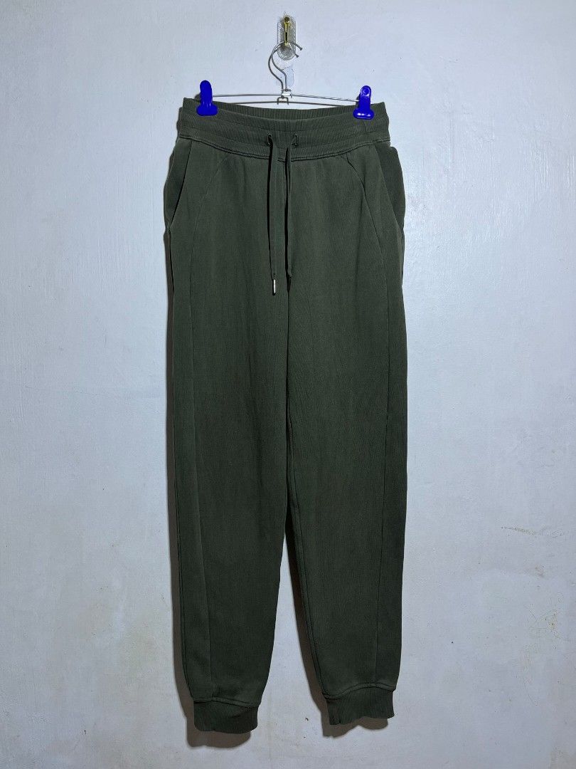 LULULEMON SCUBA HIGH RISE JOGGER (Category: Other Bottoms) located in Dumaguete. Submitted by kingepoy (Listing ID 1466697459, Image 3). Description: Dot 4 Waist 26-28 / Length 39 Excellent Condition 9.7/10 Color rate No issues.