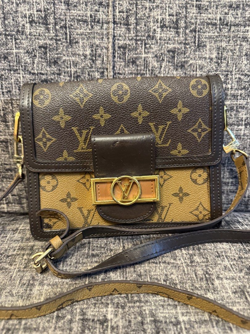 LV CROSS BODY BAG (Category: Cross-body Bags) located in Manila. Submitted by jaylo06 (Listing ID 1466592672, Image 1). Description: Issue may part na may rubs sa edges and dry leather sa gilid sa kabilang side maganda pa po makinis with code and etiketa naka lahat ng hardwares sa may gusto pm lang po thanks.