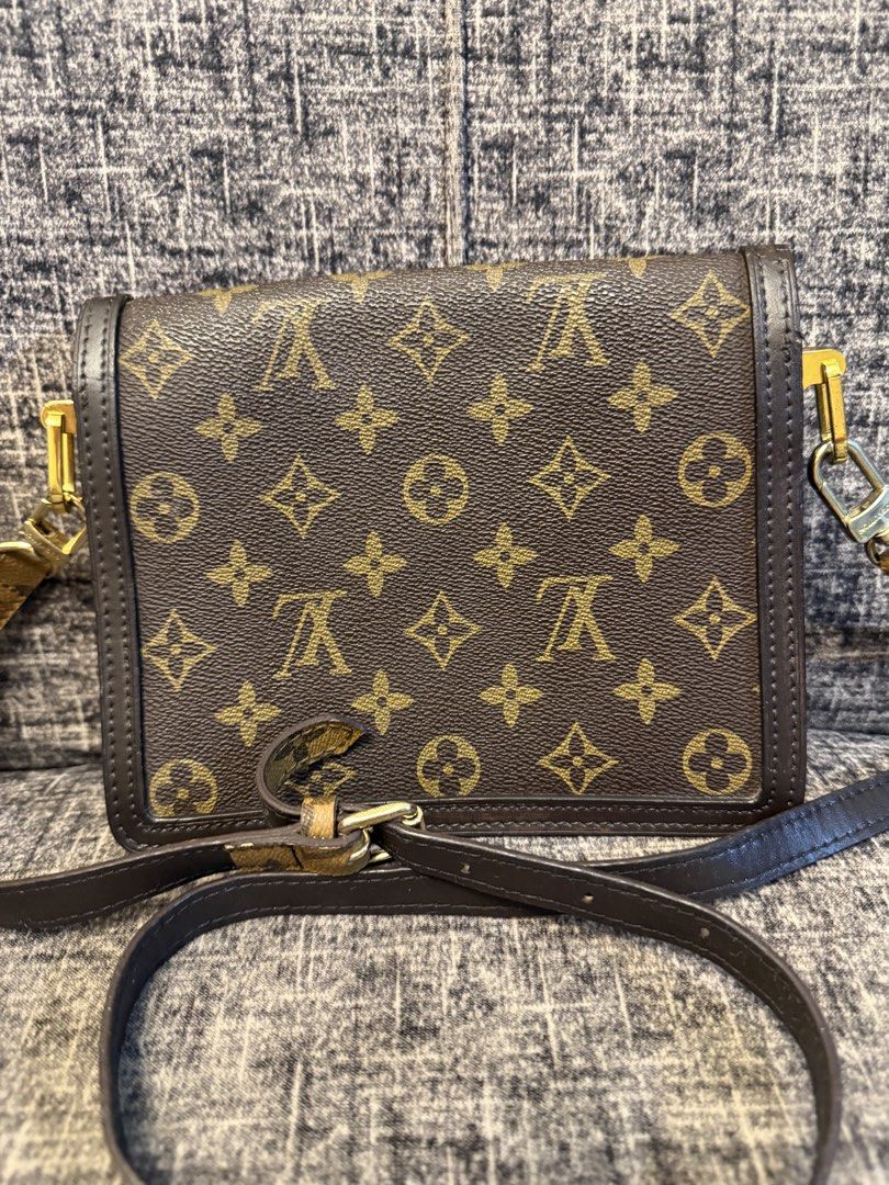 LV CROSS BODY BAG (Category: Cross-body Bags) located in Manila. Submitted by jaylo06 (Listing ID 1466592672, Image 2). Description: Issue may part na may rubs sa edges and dry leather sa gilid sa kabilang side maganda pa po makinis with code and etiketa naka lahat ng hardwares sa may gusto pm lang po thanks.