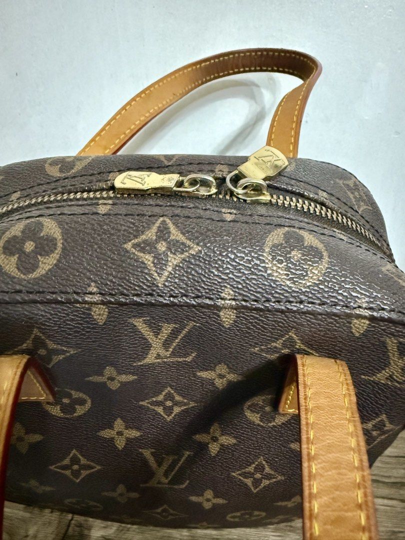 Lv Handbag Monogram (Category: Purses & Pouches) located in Manila. Submitted by muggles_closet (Listing ID 1466764510, Image 3). Description: Auth not guaranteed No sling included Coded .