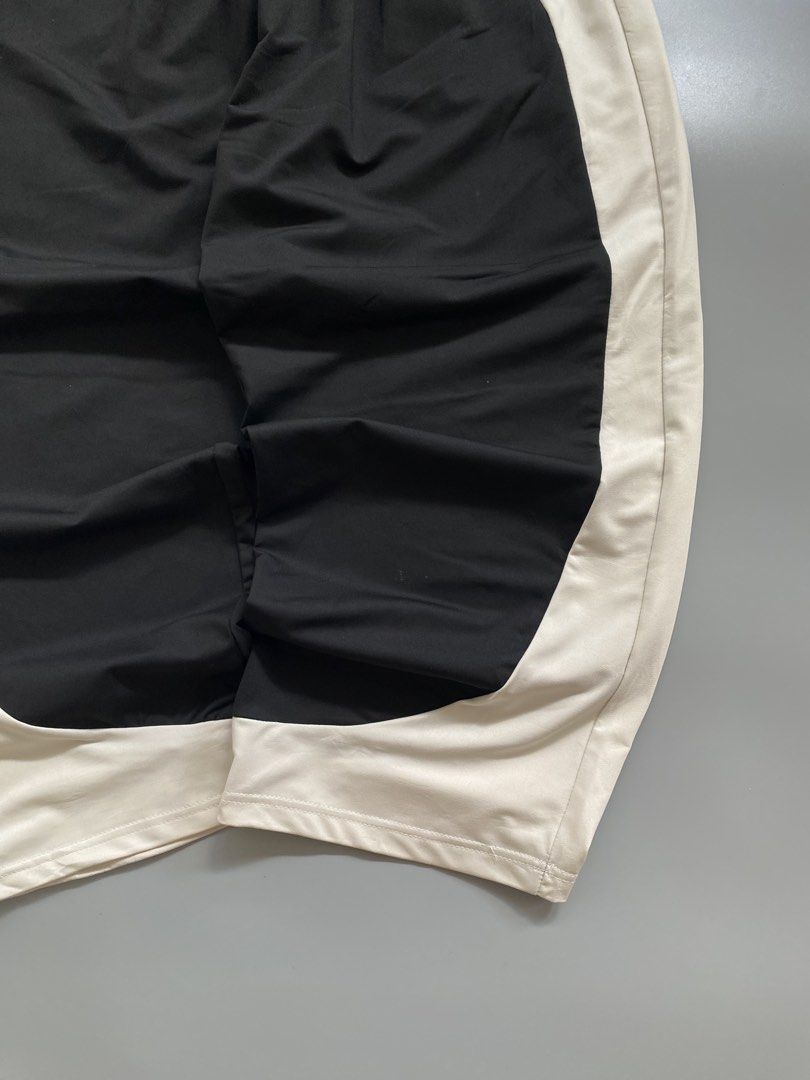 “ random “ 2tone baggy sweatpants (Category: Joggers) located in Calasiao. Submitted by gienthrifts_ph (Listing ID 1466717406, Image 3). Description: dimes — waist | freesize (garterized) length | 39 thigh | 16.5 hem | 10.5 mine | 450 condition: 10/10 color rate: 10/10 soft hard x heavy Issue : — calasiao, Pangasinan (luzon) — check details first — gcash payment/ NO COD 📌Since these are thrifted garments, please keep your expectations reasonable