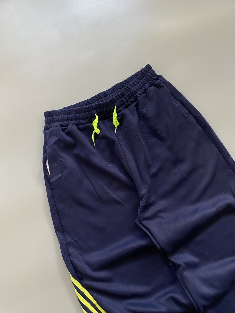 " random " 3 lines baggy sweatpants (Category: Joggers) located in Calasiao. Submitted by gienthrifts_ph (Listing ID 1466718011, Image 3). Description: dimes — waist | freesize (max 38) length | 39 thigh | 14.5 hem | 10 mine | 500 condition: 10/10 color rate: 10/10 hard x superHeavy x thick Issue : — calasiao, Pangasinan (luzon) — check details first — gcash payment/ NO COD 📌Since these are thrifted garments, please keep your expectations reason